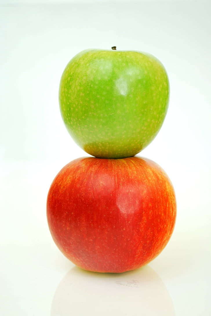 deux, rouge, vert, pomme, fruits, blanc, arrière-plan