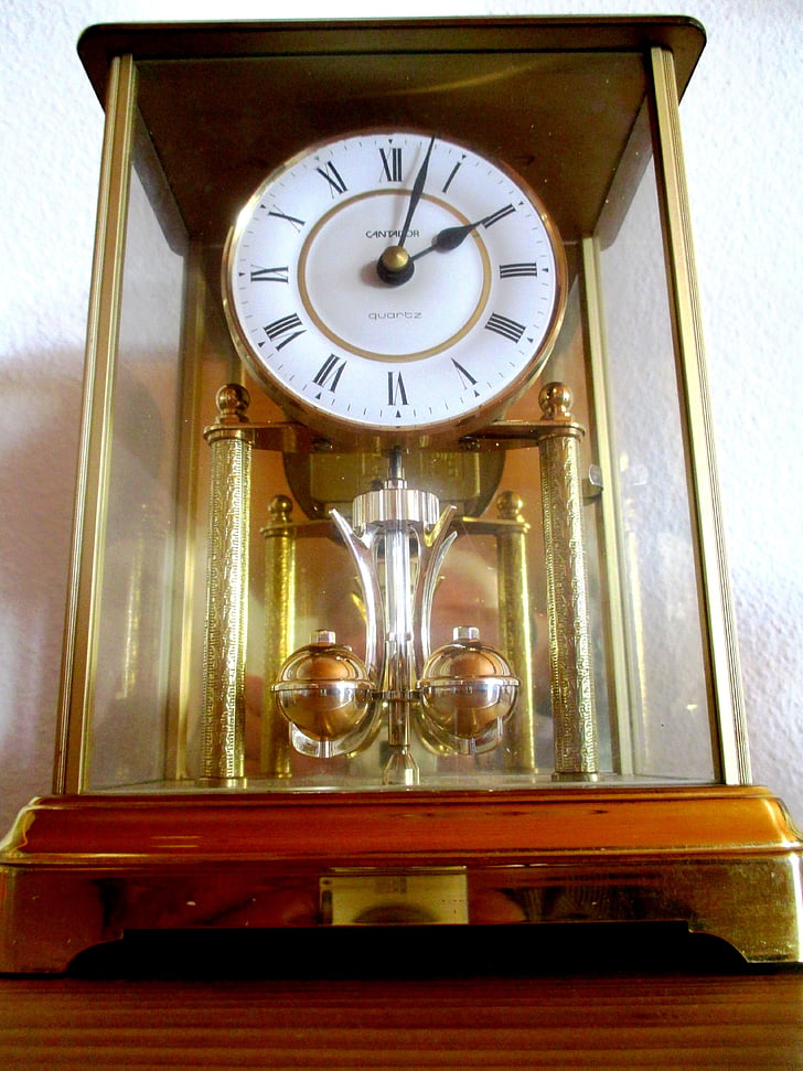 laikas, laikrodis, stalo laikrodis, senelio laikrodis, aukso, kvarcinis laikrodis, romėniškais skaitmenimis