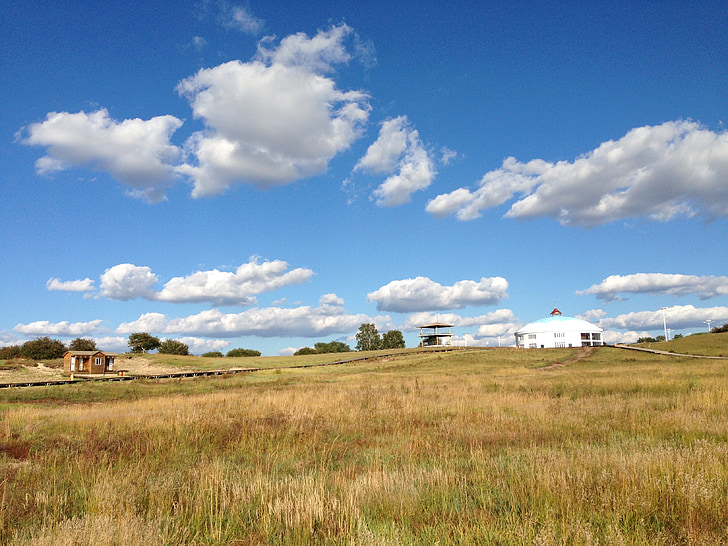 Prairie, il paesaggio, yurte, cielo blu e nuvole bianche, autunno