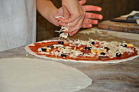 Pizza, piecem opalanym drewnem, mozzarella