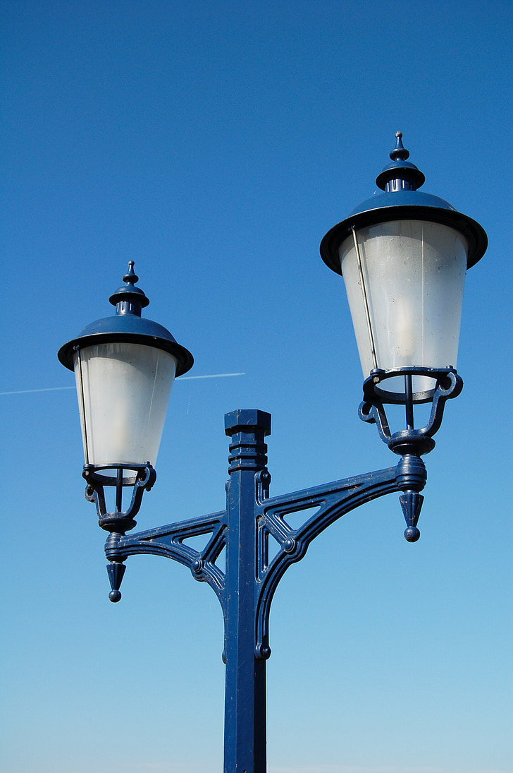 ulična svjetiljka, kandelláber, nebo