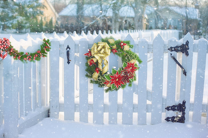 Коледен венец на ограда, ограда, сняг, зимни, Коледа, венец, декорация