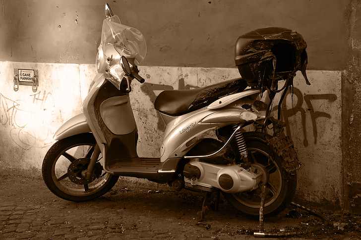 Moped, brannte, Rom
