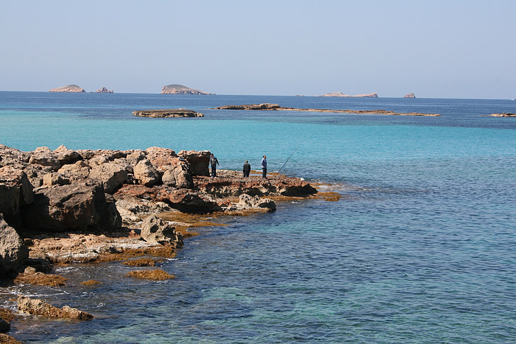 Ibiza, jūra, pludmale, Cala comte, makšķernieks