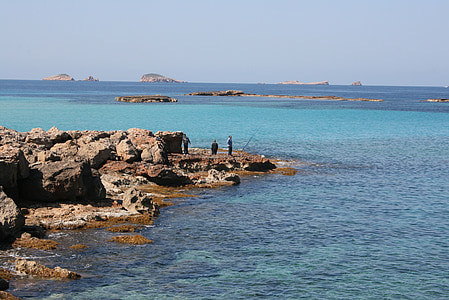 Ibiza, mer, plage, Cala comte, pêcheur à la ligne