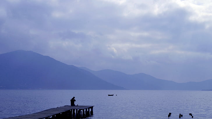 Dock, Lake, vee, sinine, mäed, taevas, pilved