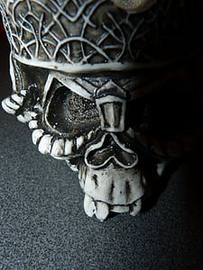 kaukolė ir sukryžiuoti kaulai, gotika, skulptūra