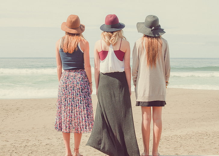 τρεις, γυναίκες, στέκεται, κοντά σε:, σώμα, νερό, βλέποντας