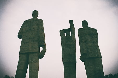 niedrige, Winkel, Fotografie, drei, Menschen, stehende, Statue
