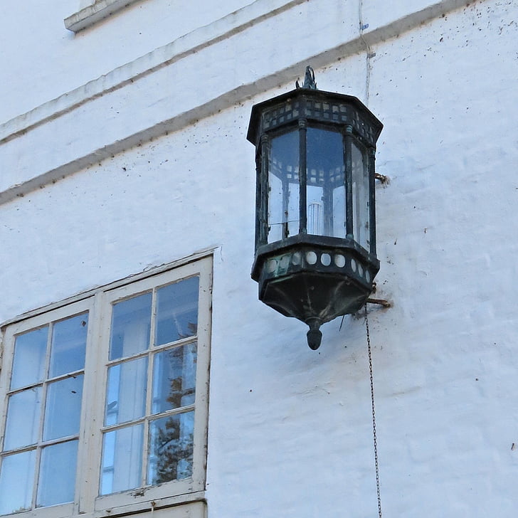 lentera, lampu, lama cahaya, pada tertutup nordborg, Denmark, disesuaikan dengan fasad tua, hitam