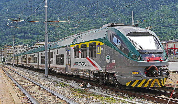 Italia, vagoni ferroviari, traffico regionale, Lombardia, Tirano, destinazione finale, piattaforma