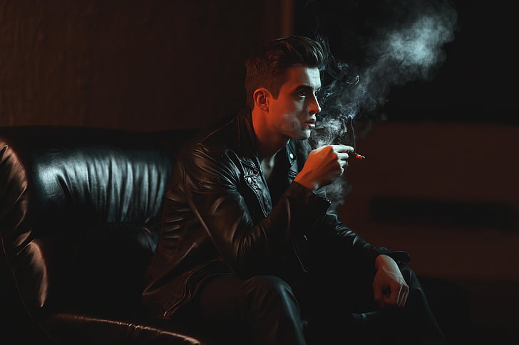 млад мъж, Портрет, за мъже, Драма, тютюнопушенето, дим, кожено яке