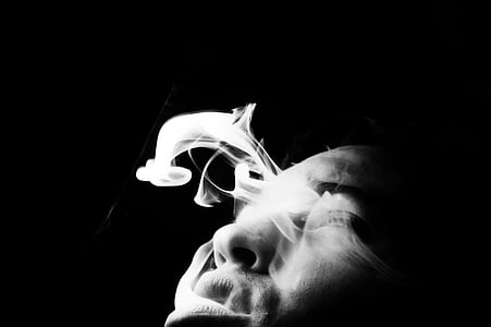 homme, fumée, Portrait, noir et blanc, fond noir, couleur noire, gens