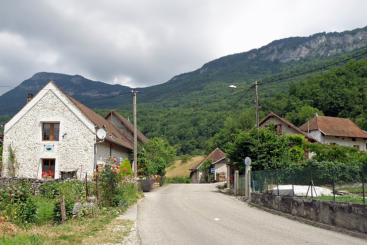 saint-jean-de-chevelu, Francia, aldea, casas, casas, arquitectura, carretera