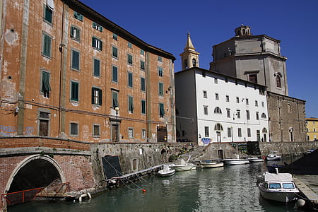 Livorno, stadsdelen Venedig, kanaler, vatten, båt, motorbåt, Palazzo