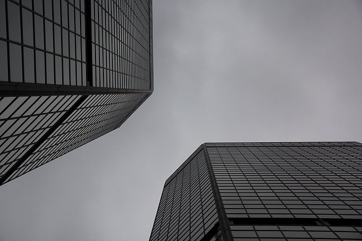 arquitectura, en blanco y negro, edificio, ciudad, Centro de la ciudad, ventanas de vidrio, cielo gris