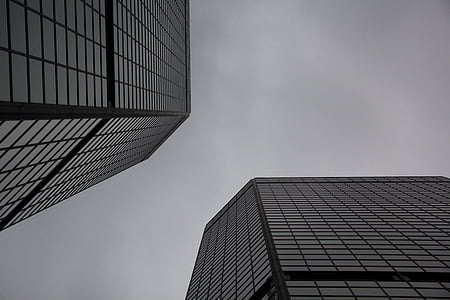 architecture, en noir et blanc, bâtiment, ville, Centre ville, fenêtres en verre, ciel gris