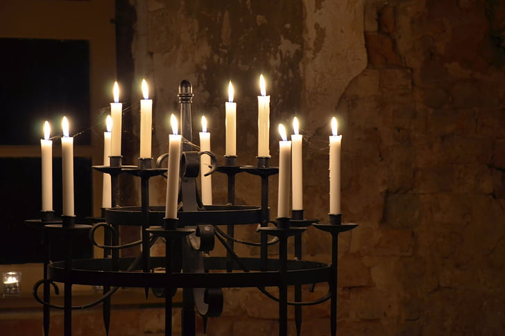 Svečnik, sveča, ob svečah, plamen, gorijo, razpoloženje, cerkev
