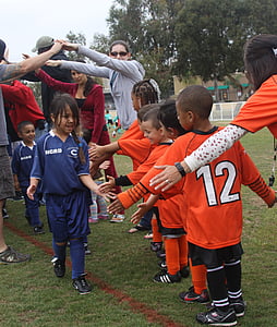 crianças, jogo de futebol, espírito esportivo, sorriso, apertos de mão, equipas concorrentes, equipe