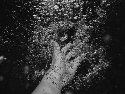 en blanc i negre, bombolles, mà, submergit, sota l'aigua, sota l'aigua