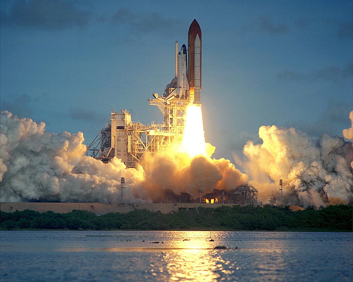 navette spatiale Atlantis, lancement, réflexion, eau, Mission, astronautes, décollage