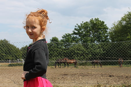 deklica, konji, nasmeh, konj, travnik, konj, pisti