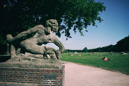 naken, kvinna, grå, betong, staty, nära, grön