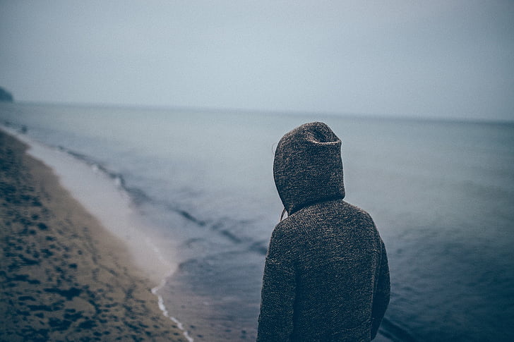 mannen, grå, hoodie, promenader, längs, Seashore, dagtid