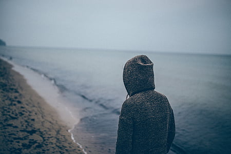 hombre, gris, Sudadera con capucha, caminando, a lo largo de, orilla del mar, durante el día