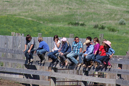 barn, barn, Rodeo, sitter, nedsliten bibel läger, kid's ranch