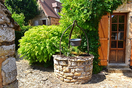 Brunnen, ehemaliger Brunnen, Steinbrunnen, Tür, Fensterläden, mittelalterliches Dorf, Dordogne
