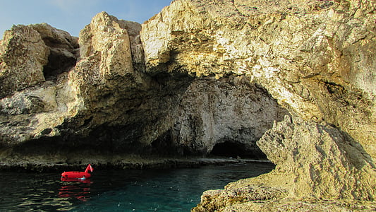 Kypr, Ayia napa, skalnaté pobřeží, útes, mořské jeskyně