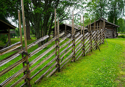 Finlandia, granja, valla de madera