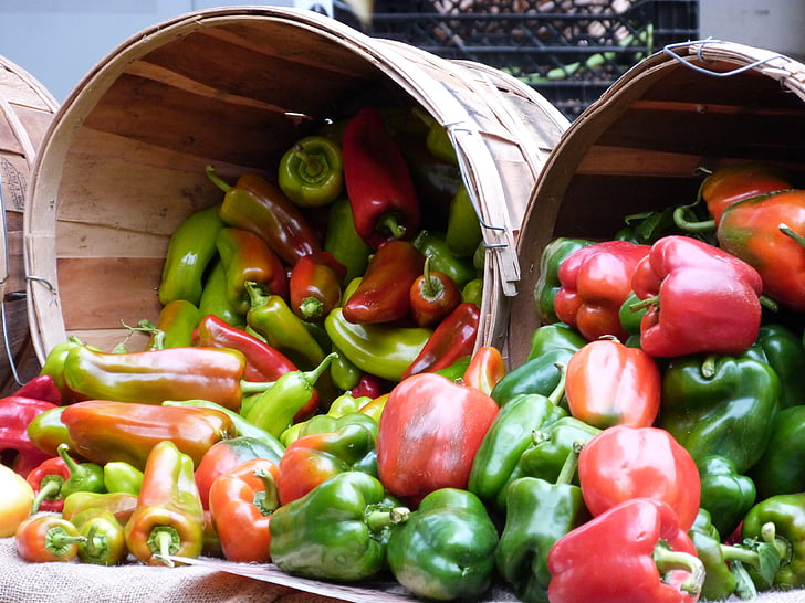 pipirai, raudona, žalia, krepšiai, daržovių, rinkos, maisto