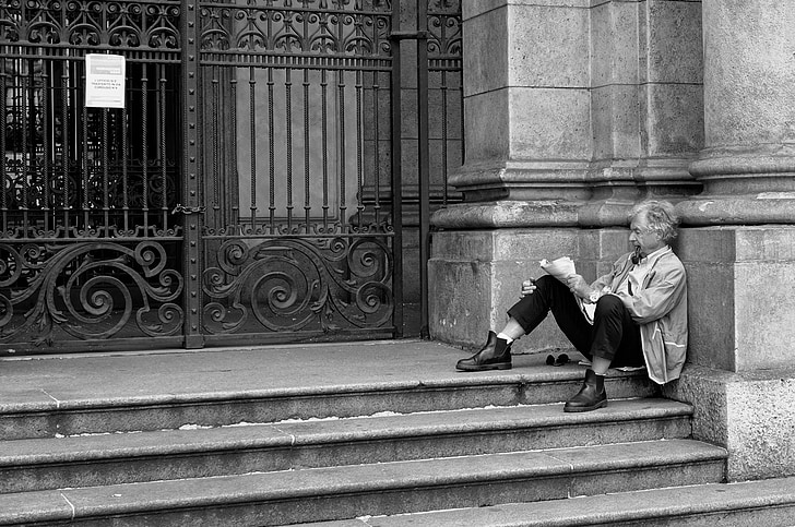 vyras, skaitymas, kopėčios, atsipalaiduoti, Milanas, Italija