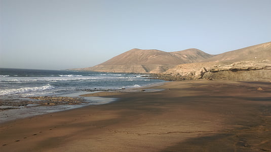 Fuerteventura, Kanarieöarna, stranden, en obebodd, bergen, det vilda landskapet