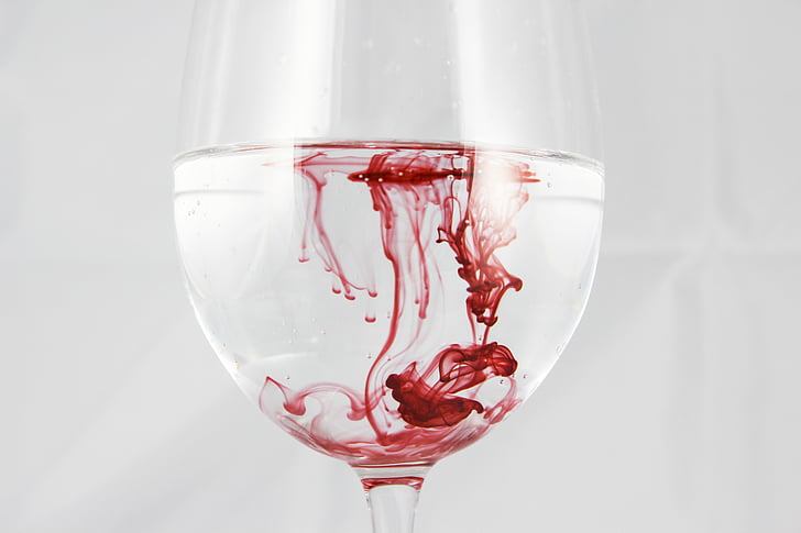 una copa de, l'aigua, color, tinta, sang, vermell, dissolt