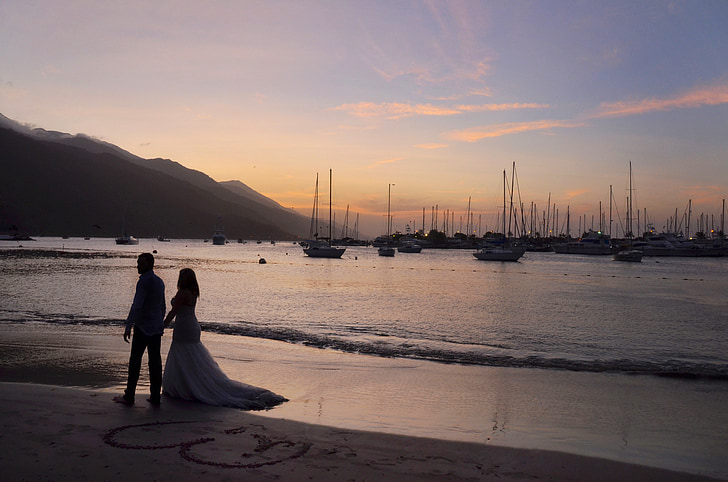 Romantický Svadobný pár, pláže, západ slnka, svadba, pár, ženích, romantické
