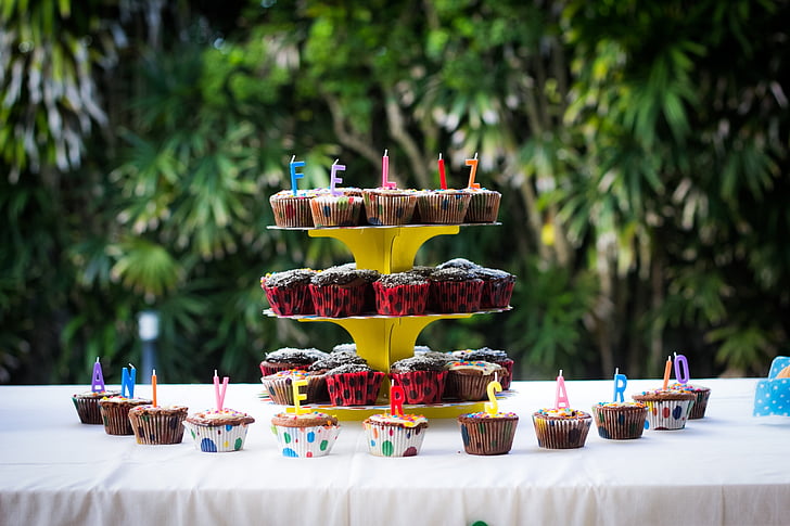 Feliz cumpleaños, pastelitos (cupcakes), vela, feliz, cumpleaños, partido, celebración
