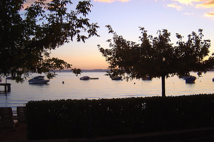 Blick auf den See, Garda, Italien, Sonnenuntergang, Natur, Baum, Meer