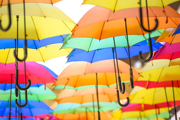 paraigües de colors, color, pluja, estat d'ànim alegre, optimisme, para-sols, les inclemències del temps