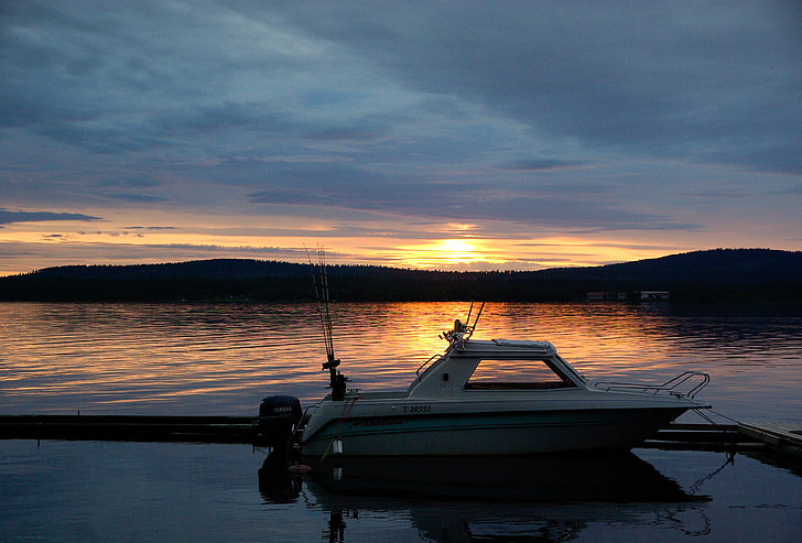 Finlande, Lac, bateau de pêche, soleil de minuit