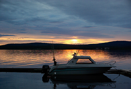 Finsko, jezero, rybářské plavidlo, půlnoční slunce