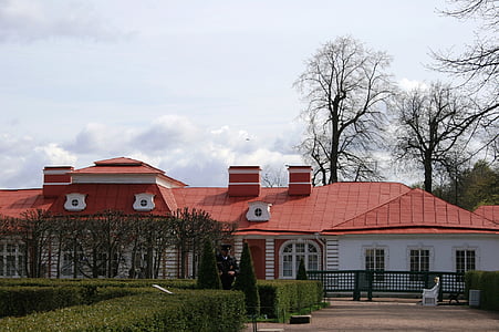 Monplaisir Palau, edifici, històric, teulada vermella, parets blanques, jardí, arquitectura