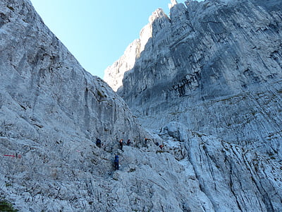 alpinista, canal de piedra, de gran alcance, caminata, pisada, wilderkaiser, roca