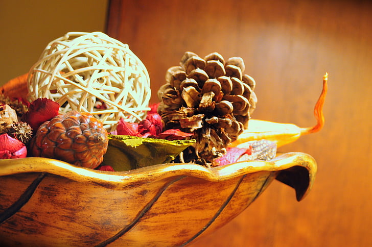 decoración, madera, marrón, conos de, tazón de fuente