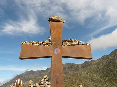Kryžiaus, aukščiausio lygio susitikimo kryžius, timmelsjoch, metalo, nerūdijančio plieno, akmenys, akmuo