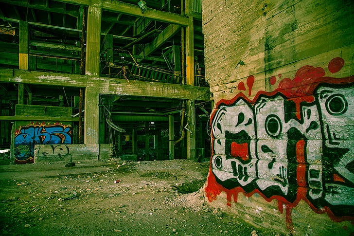 Graffiti, vivido, atti di vandalismo, farmaci, verde, al neon, edificio abbandonato