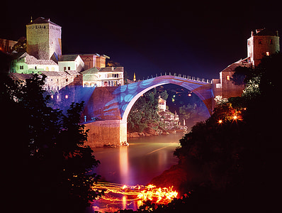 vecais tilts, Mostar, Bosnija, naktī