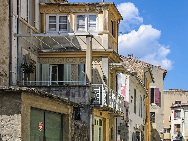 mājas, veco māju, balkons, tipisks, vaison la romaine, Provence, Francija